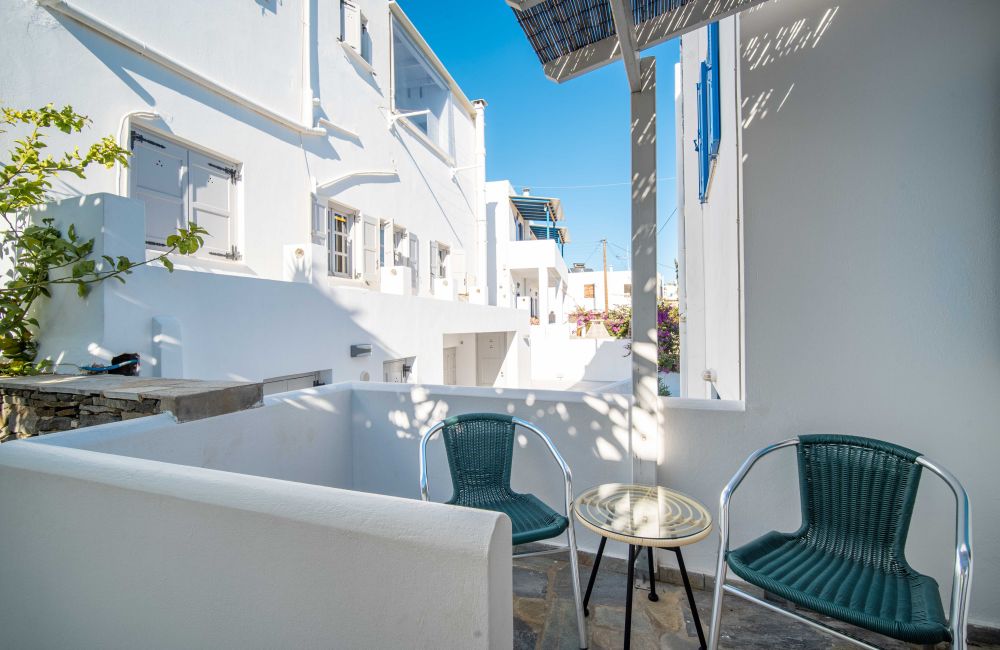 Coralli Apartments με θέα κήπο. Διακοπές στη Σέριφο Καταλύματα με δυνατότητα φιλοξενίας έως 5 ατόμων