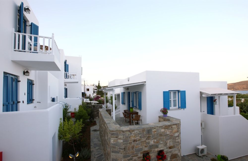 Coralli Apartments με θέα κήπο. Διακοπές στη Σέριφο Καταλύματα με δυνατότητα φιλοξενίας έως 5 ατόμων