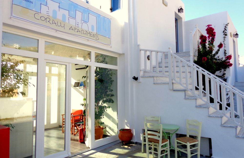 Coralli Apartments με θέα κήπο. Διακοπές στη Σέριφο Καταλύματα με δυνατότητα φιλοξενίας έως 5 ατόμων