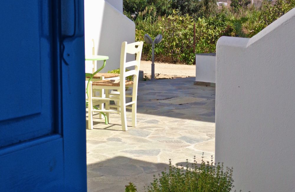 Coralli Apartments με θέα κήπο. Διακοπές στη Σέριφο Καταλύματα με δυνατότητα φιλοξενίας έως 5 ατόμων