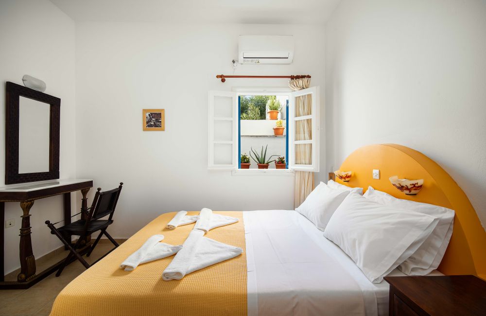 Coralli Apartments με θέα κήπο. Διακοπές στη Σέριφο Καταλύματα με δυνατότητα φιλοξενίας έως 5 ατόμων