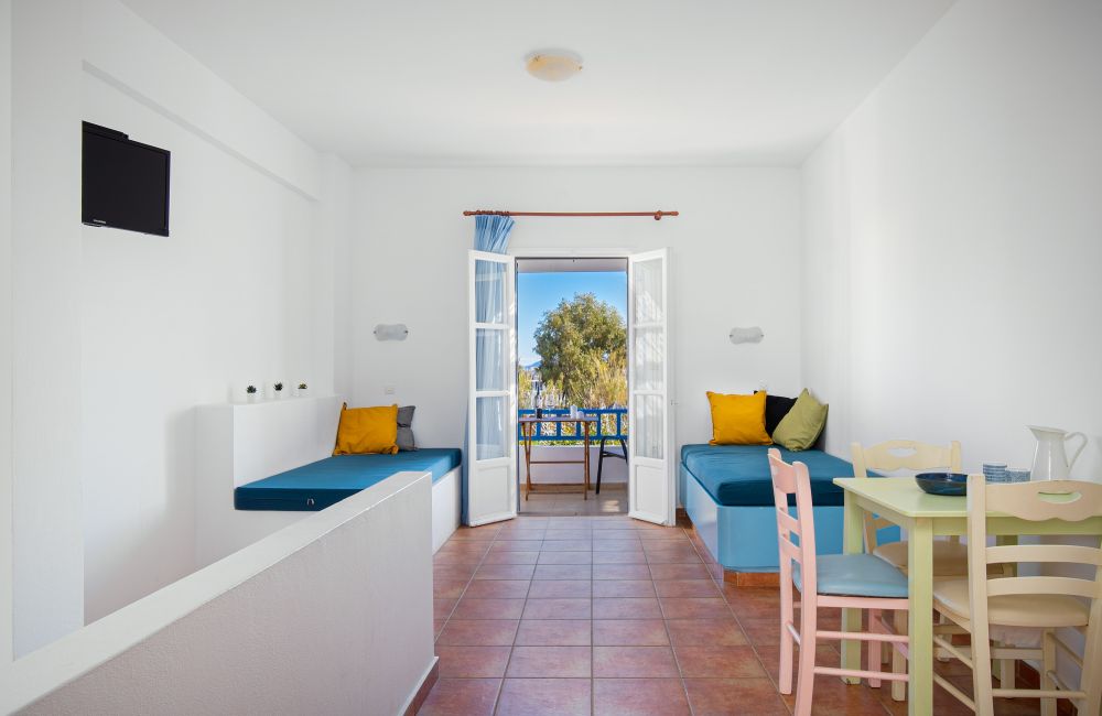 Coralli Apartments με θέα κήπο. Διακοπές στη Σέριφο Καταλύματα με δυνατότητα φιλοξενίας έως 5 ατόμων